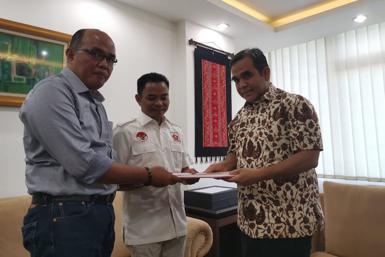 Supardi menerima SK DPP Partai Gerindra sebagai Ketua DPRD Sumbar didampingi Hidayat sebagai ketua fraksi, Rabu (11/9/2019) malam