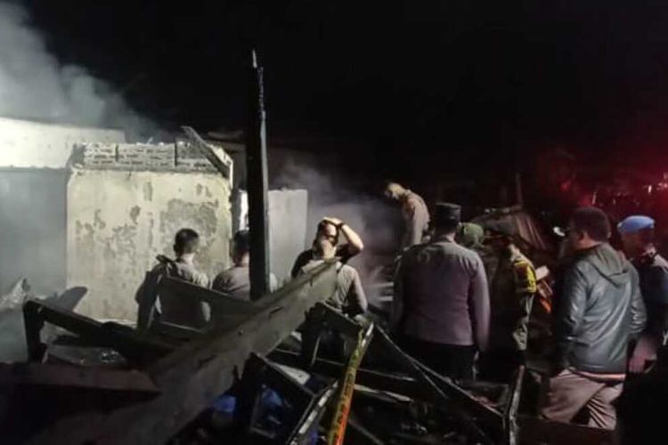 Petugas Kepolisian, TNI dan Damkar berhasil memadamkan api kebakaran dan melakukan pemeriksaan di lokasi kebakaran Pasar Ciawi, Kabupaten Tasikmalaya, Jawa Barat pada Minggu (18/12/2022) malam.