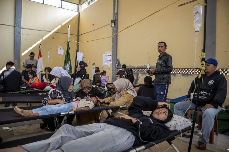 Siswa korban keracunan usai menyantap menu makan bergizi gratis (MBG) menjalani perawatan medis di Posko Penanganan di Kantor Kecamatan Cipongkor, Kabupaten Bandung Barat, Jawa Barat, Selasa (23/9/2025). Berdasarkan data dari posko penanganan hingga Selasa (23/9) pukul 07.00 WIB sebanyak 352 siswa dan orang tua mengalami keracunan yang diduga akibat menyantap hidangan makan bergizi gratis pada (22/9).