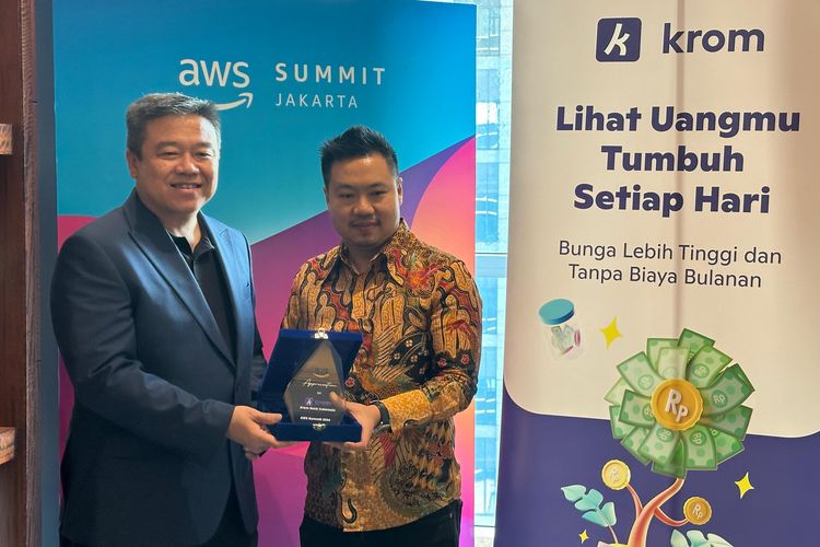 Kiri-kanan: Anton Hermawan, Direktur Utama Krom Bank dan Anthony Amni, Country Leader, Indonesia, AWS di acara AWS Summit di Jakarta, Kamis (5/9/2024).