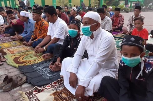 Kabut Asap Pekat, Warga Pekanbaru Pakai Masker saat Shalat Idul Adha