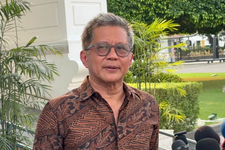 Momen Rocky Gerung Temani Jumhur Hidayat Saat Dilantik Jadi Menteri LH di Istana