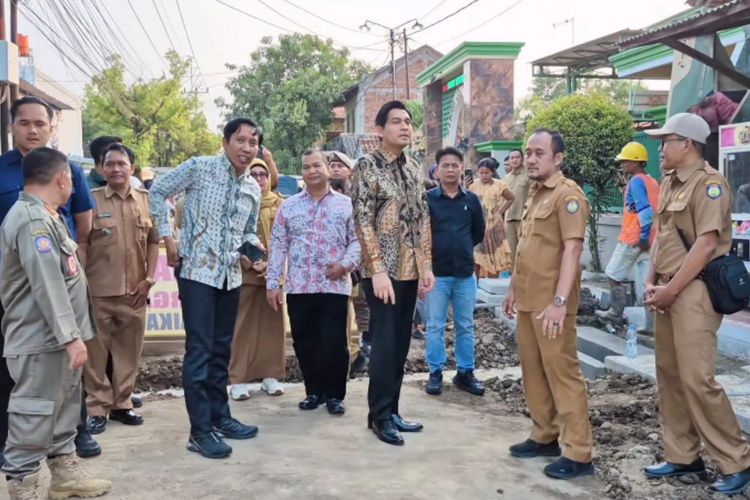 Pantau Perbaikan Jalan di Indramayu, Bupati Lucky Hakim: Anggaran Terbatas, Terapkan Skala Prioritas