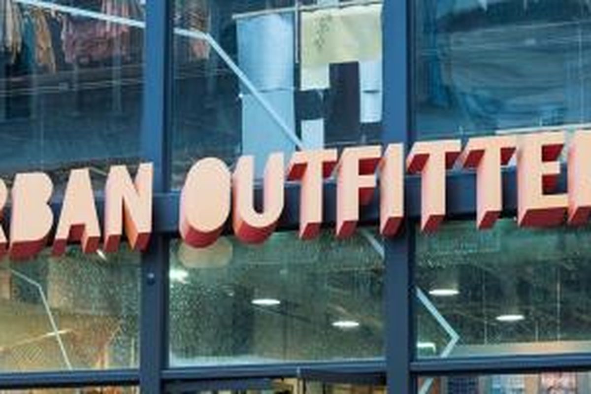 Para pengguna media sosial pun angkat bicara mengenai busana lansiran Urban Outfitters ini. 