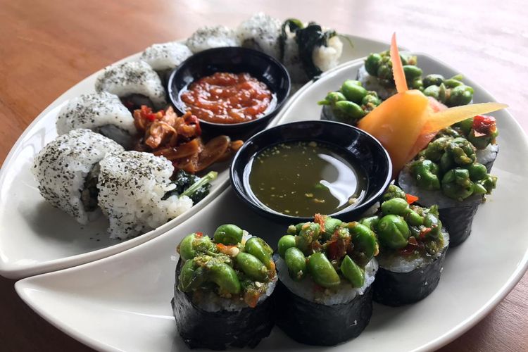 Sushinomori menawarkan sundnese sushi, yakni sushi dengan ingridients makanan sunda. 