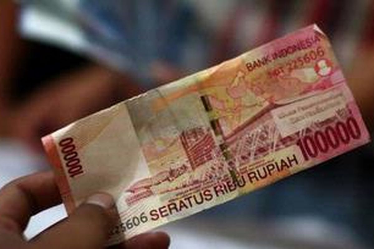 Petugas dari Polsek Sukalarang, Kabupaten Sukabumi, Jabar, menunjukkan uang palsu yang dista dari tersangka W, D, dan T, Kamis (27/10/2011), senilai Rp 8.850.000. Satu tersangka peredaran uang palsu lainnya masih dalam pengejaran polisi.