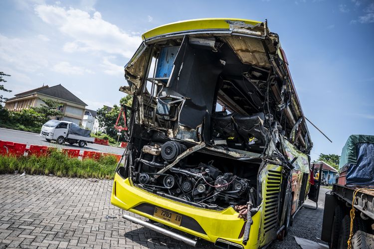 Kondisi bangkai bus PO Cahaya Trans bernomor polisi B 7201 IV pascakecelakaan terparkir di kawasan Gerbang Tol Muktiharjo, Semarang, Jawa Tengah, Senin (22/12/2025). Berdasarkan data posko gabungan Natal 2025 dan Tahun Baru 2026 mencatat 16 penumpang meninggal dunia dan 18 penumpang lainnya mengalami luka-luka imbas kecelakaan tunggal bus PO Cahaya Trans rute Jatiasih?Yogyakarta tersebut pada Senin (22/12) dini hari. ANTARA FOTO/Aprillio Akbar/foc.