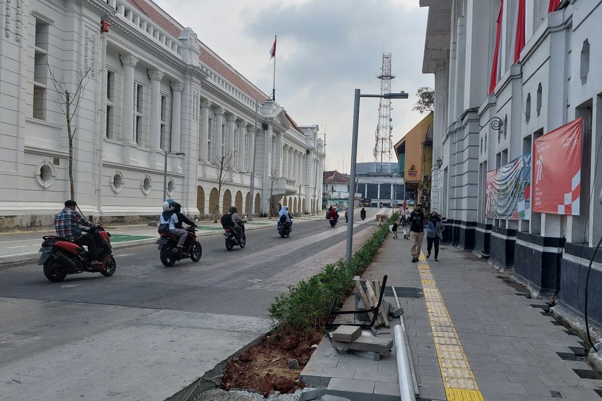 Pengendara motor melintas di Jalan Pintu Besar Utara, kawasan Kota Tua Jakarta, pada Kamis (25/8/2022). Rencananya, pengendara pribadi dengan kendaraan tinggi emisi tidak lagi diperbolehkan melintas di kawasan rendah emisi tersebut, mulai Jumat (26/8/2022).