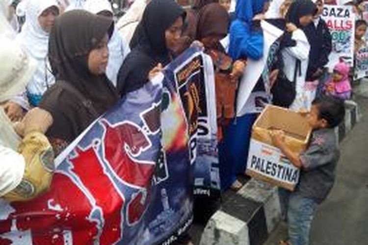 Muslim yang tergabung dalam Partai Keadilan Sejahtera Kediri, Jawa Timur, menggelar aksi dukungan terhadap Palestina, Minggu (13/7/2014).