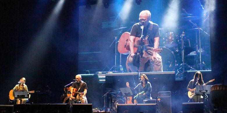 Iwan Fals dan Daramuda Project beraksi dalam konser Iwan Fals & Band Aku Cinta di Ecopark Ancol, Jakarta Utara, Sabtu (30/3/2019).