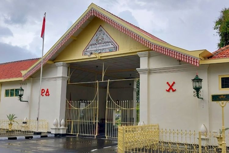 Gerbang utama Pura Pakualaman, Yogyakarta.