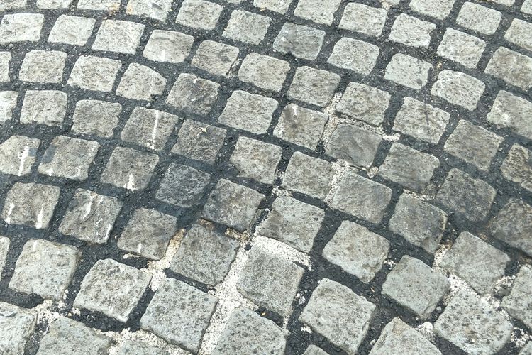 Aspal yang diujicobakan untuk sirkuit Formula E di sisi timur Monas dan telah dibongkar tampak berbekas di antara batu alam (cobblestone) yang dilapis aspal itu. Foto diambil Rabu (26/2/2020).