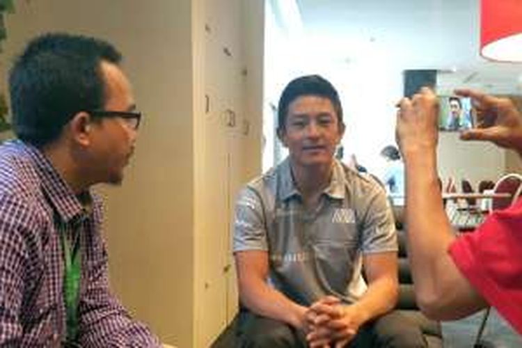 Rio Haryanto diwawancarai wartawan Indonesia di hotel tempatnya menginap sebelum babak kualifikasi di Sirkuit Albert Park, Melbourne, Australia, Sabtu (19/3/2016).