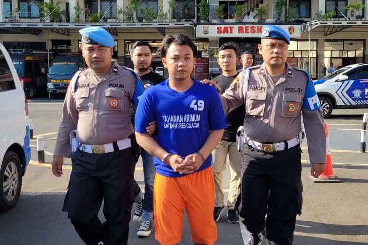 Tersangka pembunuhan, AS (23) dihadirkan saat ungkap kasus di Mapolresta Cilacap, Jawa Tengah, Sabtu (24/6/2023).