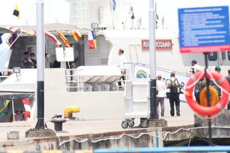 Presiden RI Joko Widodo menggunakan KRI Escolar 871 di Pelabuhan Semayang Balikpapan menuju ke IKN Nusantara, Selasa 25 Oktober 2022. 