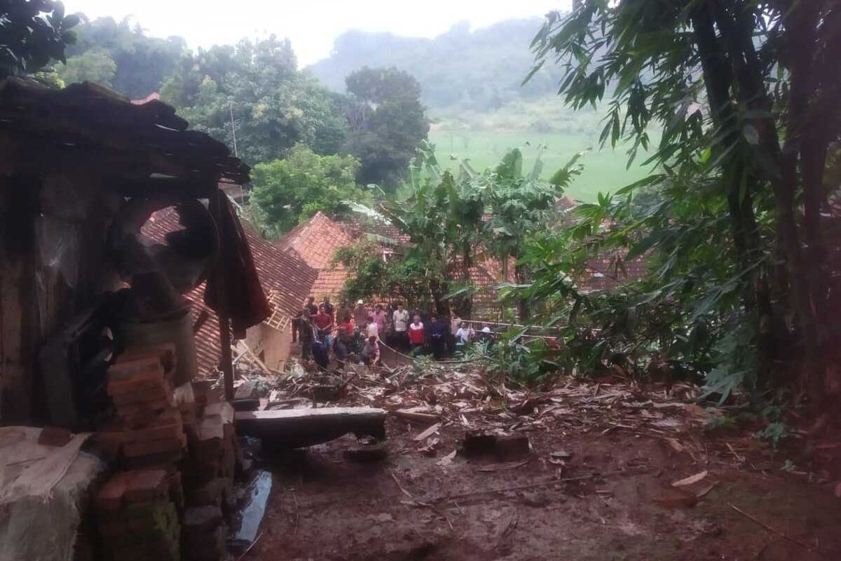 Longsor menimbun Ibu dan anak di Wado, Sumedang, Jabar, Sabtu (22/1/2022) siang. DOK. BPBD Sumedang/KOMPAS.com