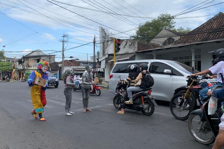 Manusia silver marak di perempatan jalan sekitar Kota Lumajang, Rabu (3/8/2022)