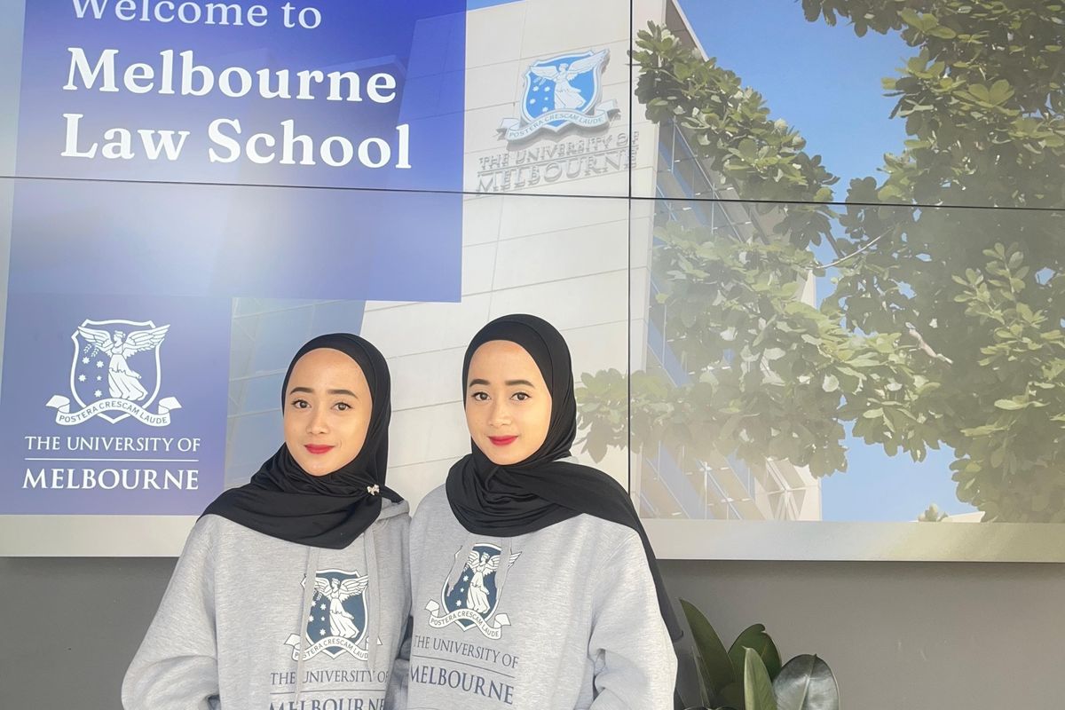 Saudara kembar Devi Yusvitasari dan Desi Yunitasari lolos beasiswa LPDP bersama lalu mulai kuliah di University of Melbourne Australia tahun 2025.