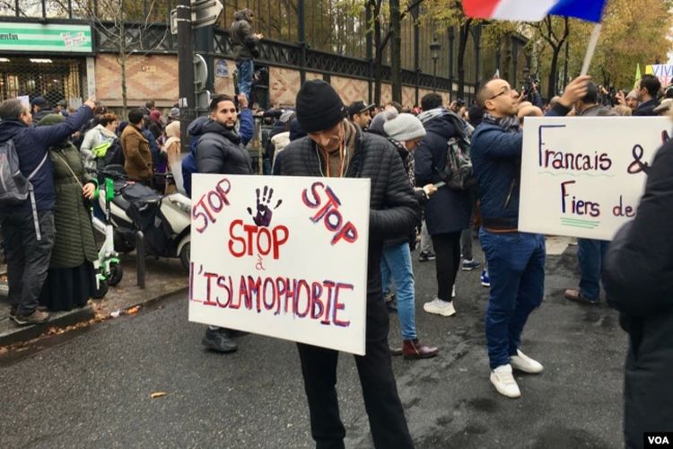 Para pengunjuk rasa terlihat dalam protes menentang Islamofobia di Paris, Perancis, November 2019.