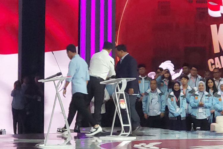 Calon presiden (capres) nomor urut 2, Prabowo Subianto, menyalami capres nomor urut 1, Anies Baswedan, ketika memasuki arena debat keempat dengan agenda debat cawapres.