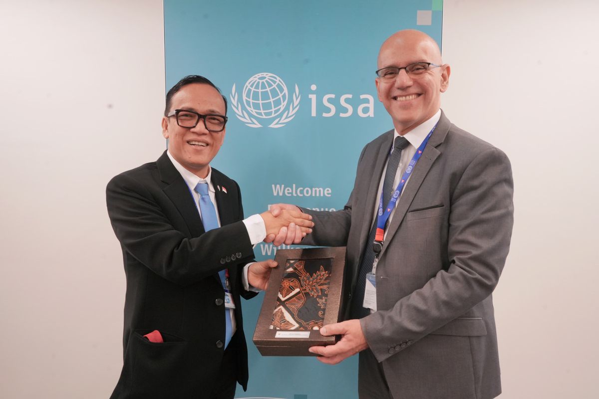 Wakil Menteri Ketenagakerjaan (Wamenaker) Immanuel Ebenezer bertemu Sekretaris Jenderal (Sekjen) International Social Security Association (ISSA) Marcelo Abi-Ramia Caetano di sela-sela Konferensi Perburuhan Internasional (International Labour Conference/ILC) ke-113 di Jenewa, Swiss, Selasa (3/6/2025).
