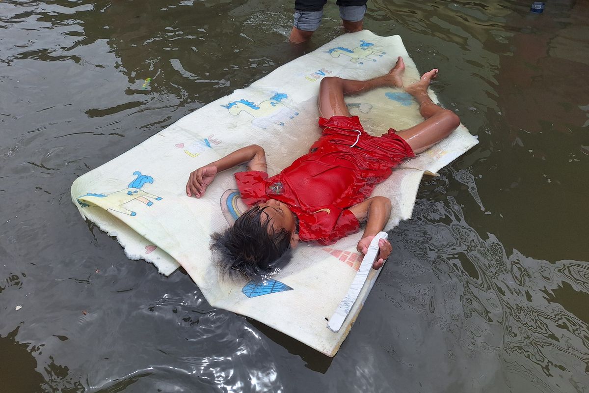 Kala Banjir Rob Dianggap Atlantis Gratis oleh Anak-anak Muara Angke...