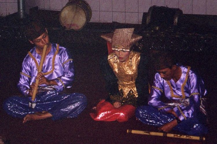 Saluang, alat musik tradisional Minangkabau yang terbuat dari talang atau bambu yang berukuran kecil. 