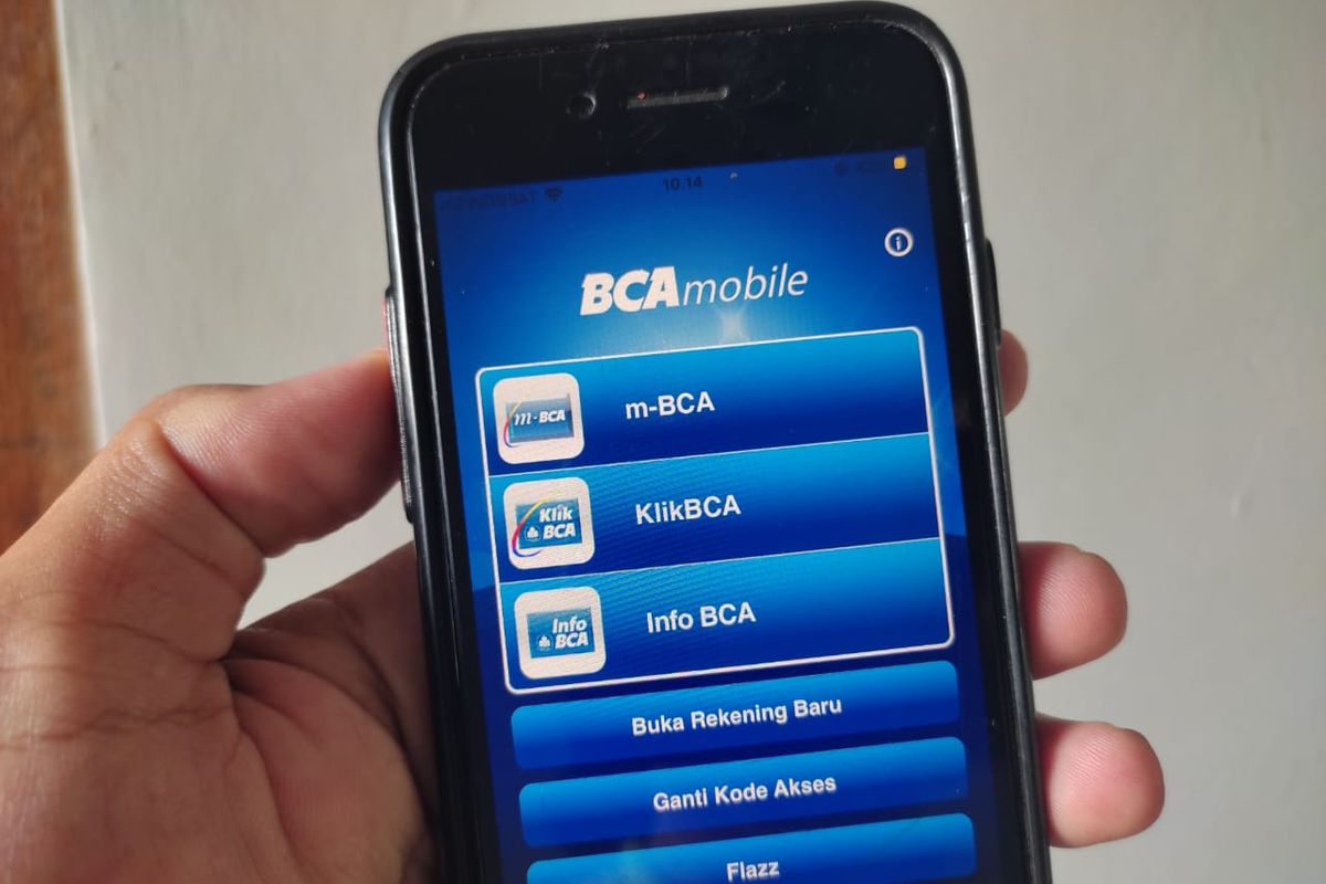 Cara buat rekening BCA online bisa jadi altenatif apabila Anda merasa repot harus datang ke kantor cabang. Syarat pembuatan rekening BCA online juga tidak sulit, nah cara membuat rekening BCA online hanya perlu membutuhkan ponsel pintar dan jaringan internet yang stabil.