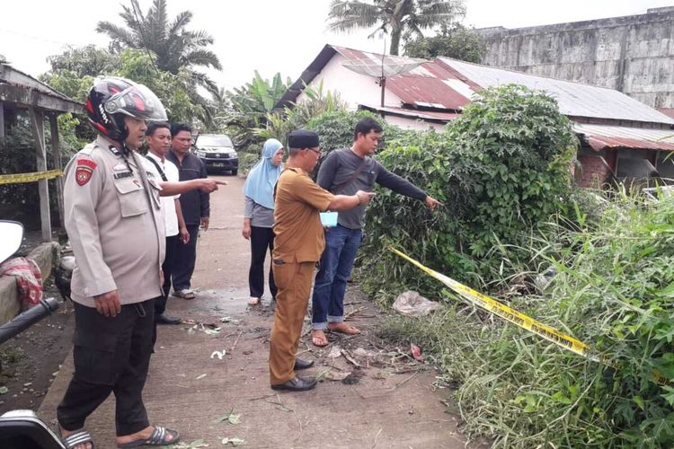 Jajaran Polsek Tugu Mulyo melakukan olah TKP di Desa Triwikaton, Dusun V, Kecamatan Tugu Mulyo, Kabupaten Musi Rawas, Sumatera Selatan, yang merupakan kediaman Fatimah (45) .