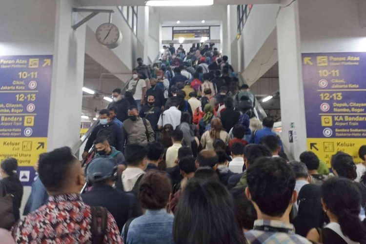 Antara penumpang yang naik dan turun tangga saling berbenturan