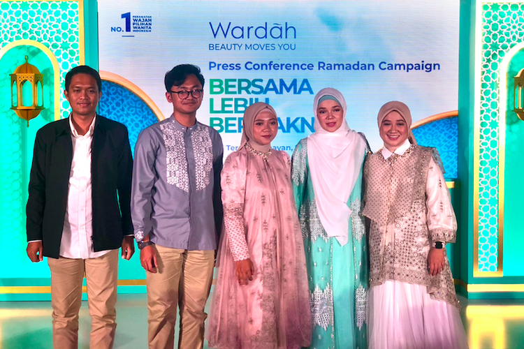 Kiri ke kanan (Perwakilan Dewan Masjid Indonesia, Komunitas Al quran Braille, Dewi Sandra dan Findi Novia) di konferensi pers Wardah ?Bersama Lebih Bermakna di The Terrace, Senayan, Jakarta, Senin (20/3/2023). 