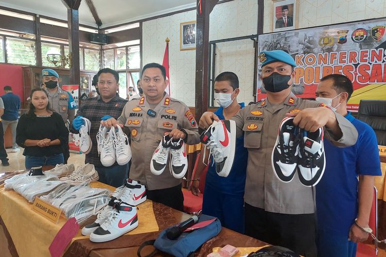 Kapolres Salatiga AKBP Indra Mardiana menunjukkan sepatu hasil curian di PT.SCI