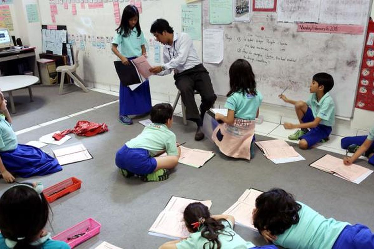 Siswa kelas II-III Sekolah Highscope Jakarta mengerjakan tugas yang diberikan guru di kelas, Senin (16/2). Sekolah dengan kompetensi guru dan pendidikan yang bermutu menjadi salah satu pilihan orangtua siswa.