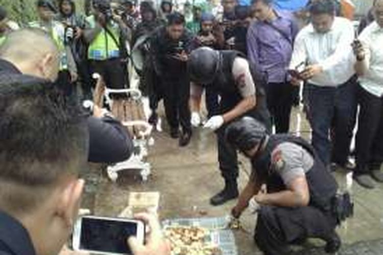 Kardus yang tergeletak dibawah bangku trotoar depan Hotel Pullman diduga berisi bom. Setelah diselidiki oleh Tim Gegana Brimob Polda Metro Jaya ternyata hanya berisi kue bolu, Jakarta, Kamis (4/2/2016)