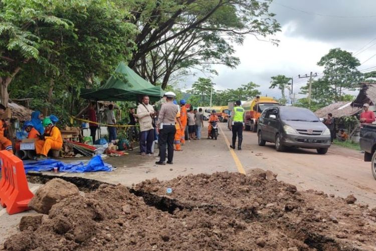 Kondisi jalan Aceh-Medan KM 81 ambles karena diguyur hujan deras. Di sisi lain, ada beberapa faktor yang menyebabkan tanah amblas. 