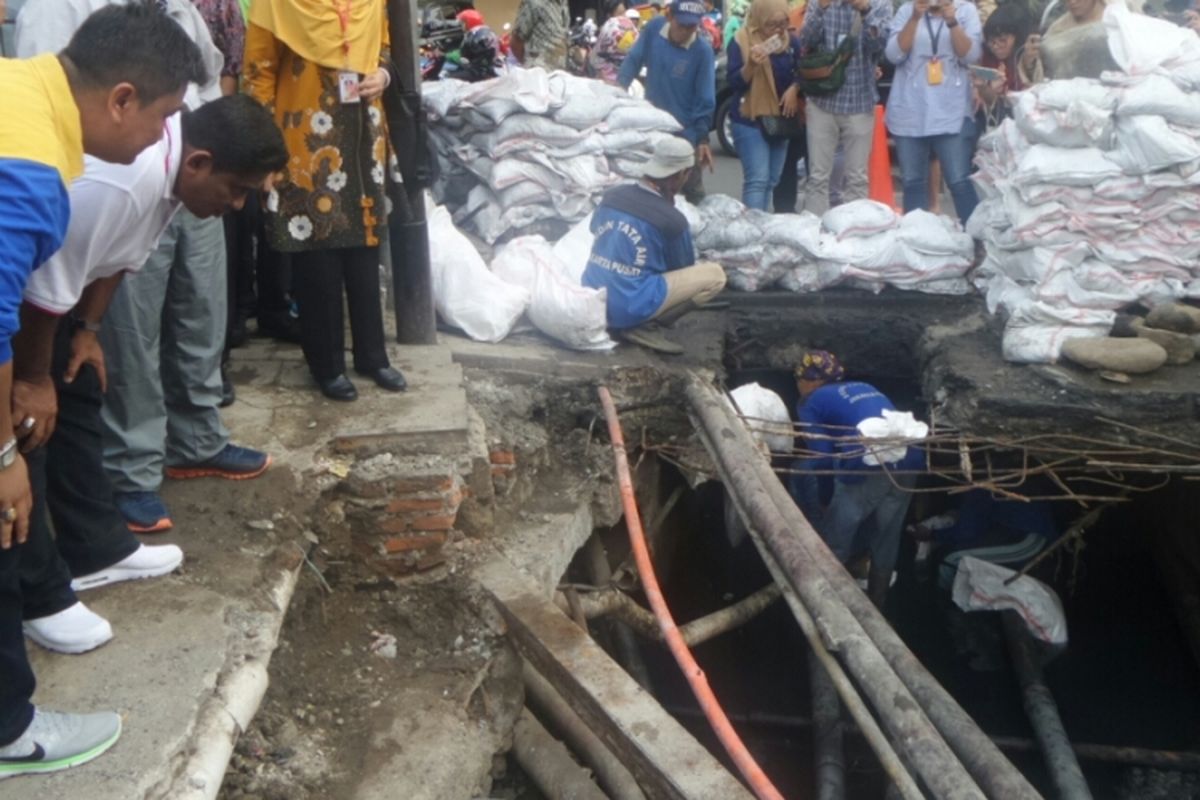 Plt Gubernur DKI Jakarta Sumarsono meninjau kabel semrawut yang terdapat di saluran air Jalan Wahid Hasyim, Jumat (10/3/2017). 