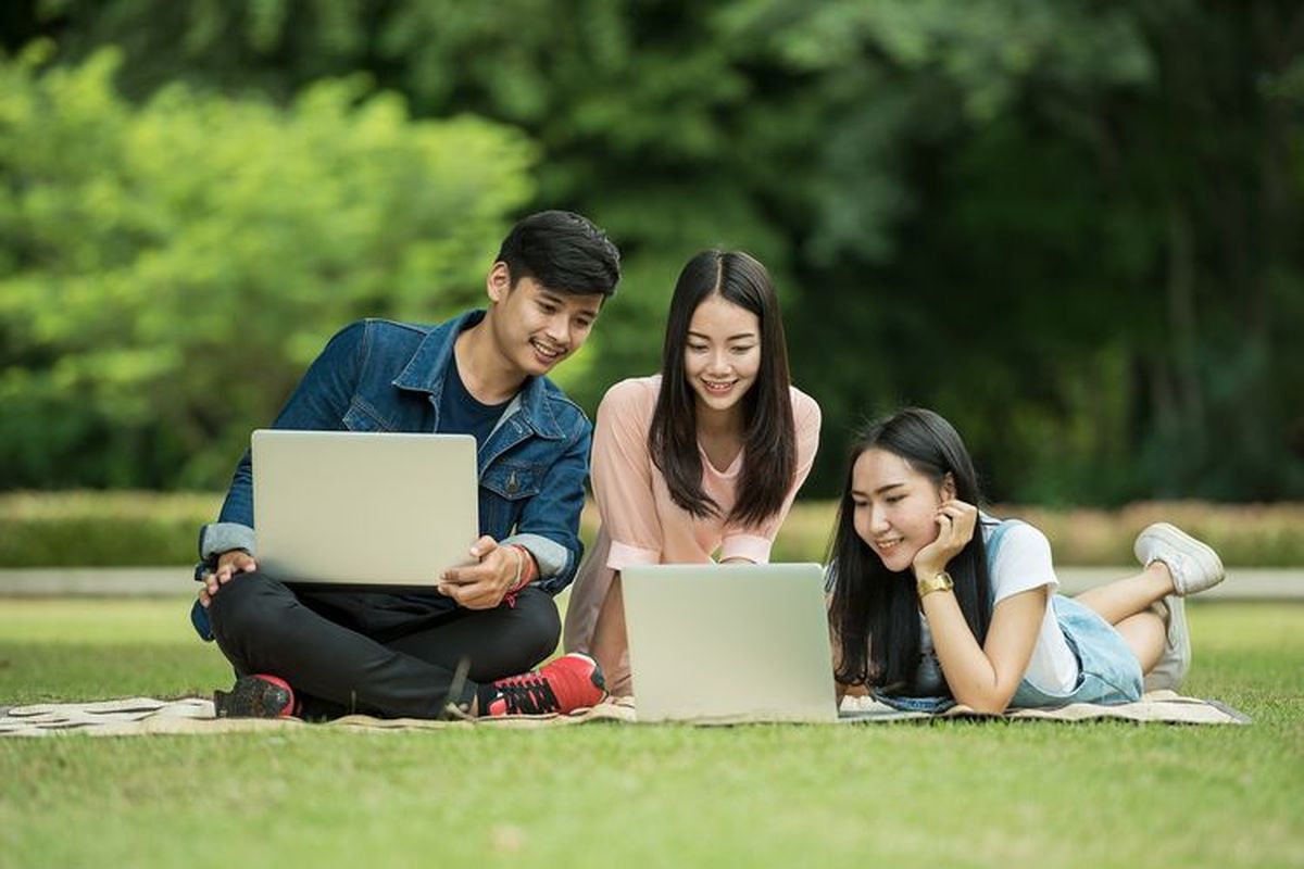 Ilustrasi mahasiswa cek situs jurnal internasional. 