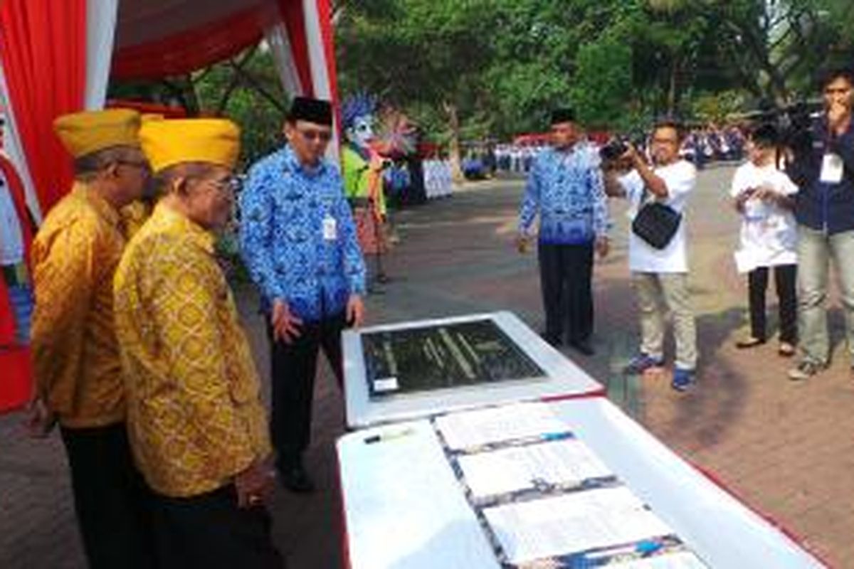 Gubernur DKI Jakarta Basuki Tjahaja Purnama menandatangani prasasti Taman Makam Perintis Kemerdekaan, di Lapangan IRTI Monas, Selasa (10/11/2015).