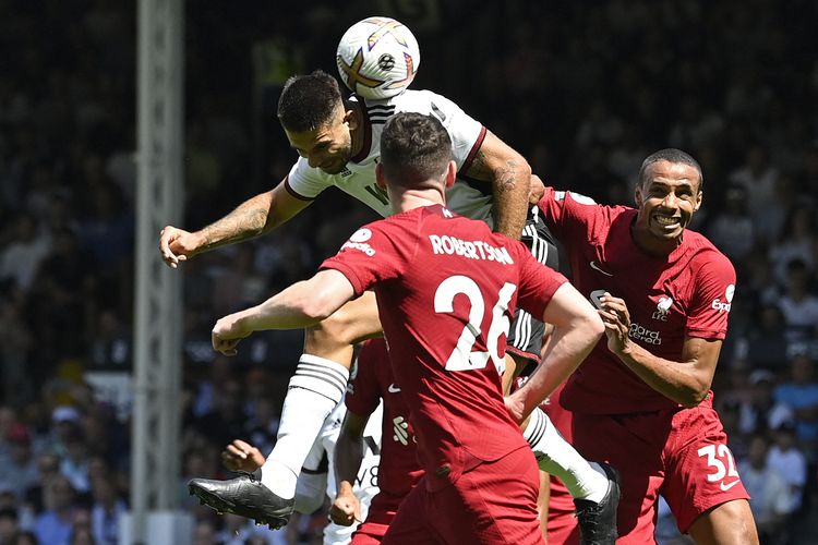 Fulham vs Liverpool: striker Fulham Aleksandar Mitrovic (kiri) duel udara dengan bek Liverpool Joel Matip (kanan) pada laga Liga Inggris antara Fulham vs Liverpool di Craven Cottage di London pada 6 Agustus 2022.