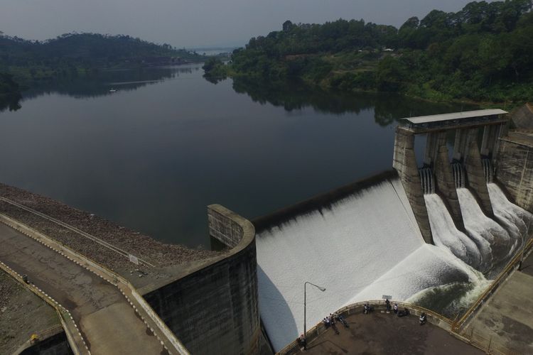 Suasana PLTA Saguling. PLTA yang berada di Kabupaten Bandung Barat (KBB) ini berkontribusi sebesar 2,5 persen dari sistem Jawa-Bali yang memiliki total kapasitas 27.700 MW.