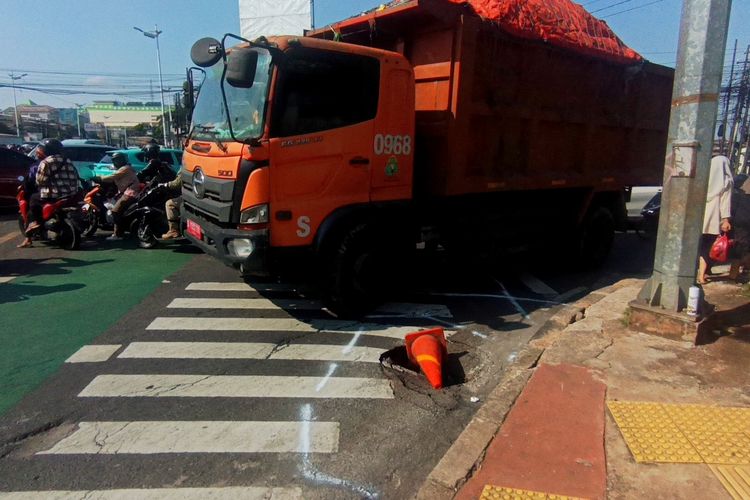 Bekas Galian Utilitas Diduga Jadi Penyebab Jalan di Dewi Sartika Jaktim Ambles