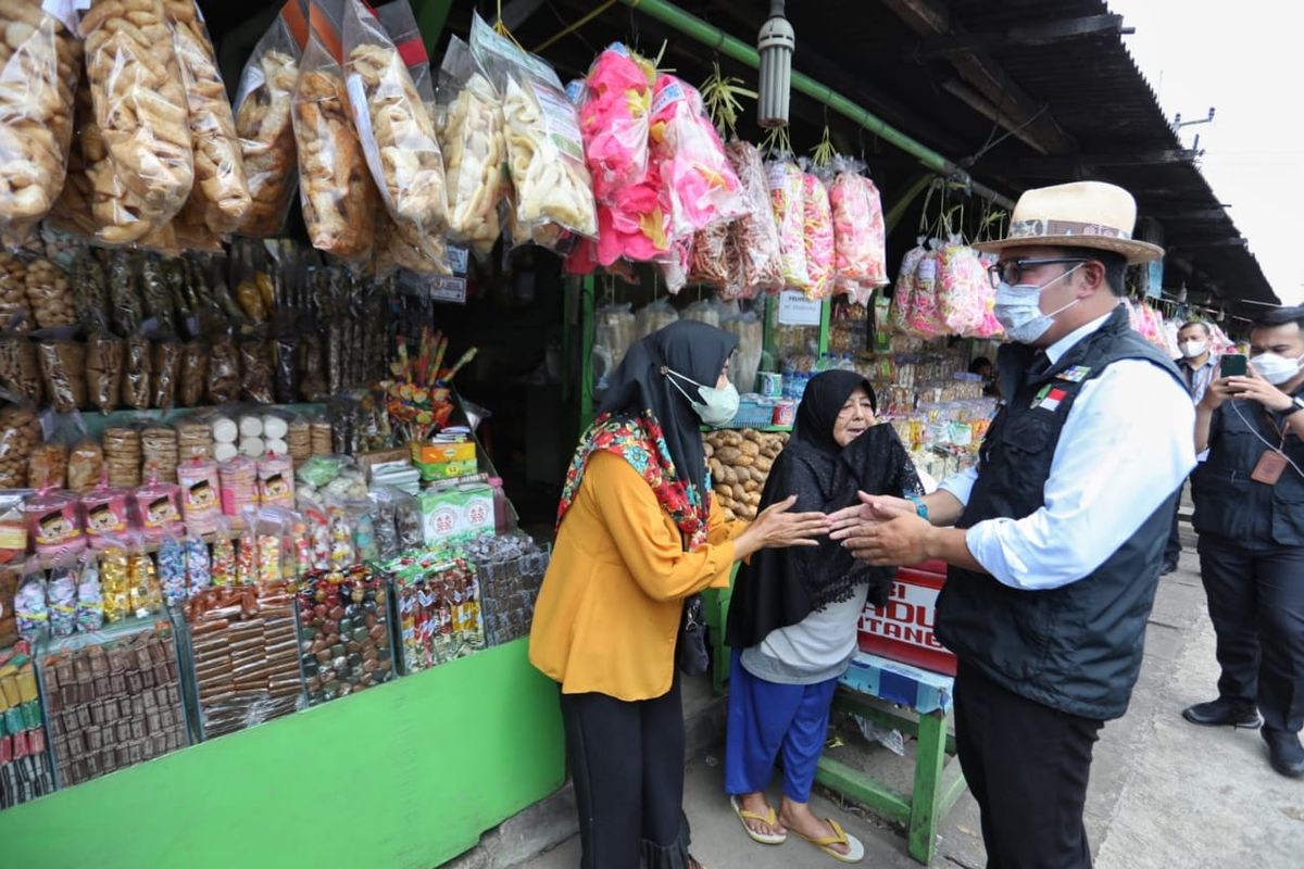 Gubernur Jabar Ridwan Kamil melakukan pantauan arus balik lebaran di Pos Jaga Gabungan Limbangan Kabupaten Garut, Jumat (6/5/2022).