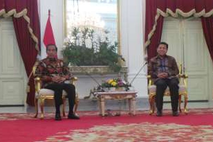 Presiden Joko Widodo dan Ketua Umum Partai Golkar Setya Novanto usai makan sore bersama di Istana Merdeka, Jakarta, Selasa (22/11/2016).