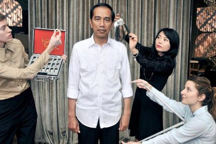 Presiden Joko Widodo saat menjalani pengukuran dengan tim pematung dan seniman museum lilin Madame Tussauds di Istana Negara.