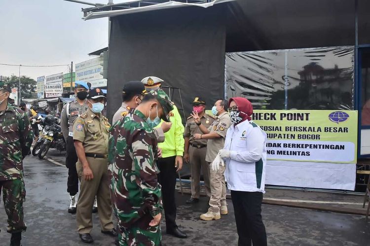 Bupati Bogor Ade Yasin beserta jajaran TNI dan Polri melakukan sosialisasi di sejumlah perbatasan di Kabupaten Bogor, Jawa Barat, Selasa (14/4/2020).