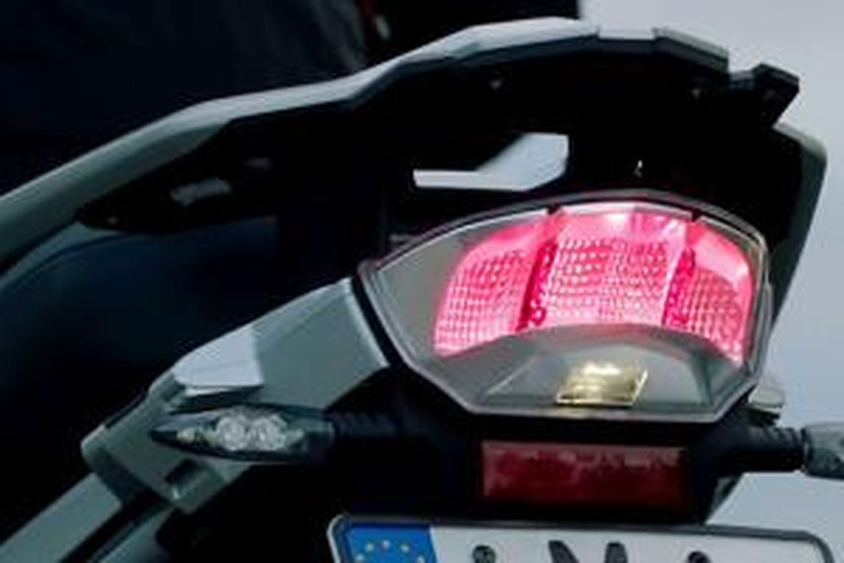 BMW mengenalkan lampu pintar untuk sepeda motor, digunakan sebagai peringatan pengendara di belakang saat sepeda motor dalam keadaan darurat.