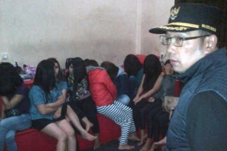 Wali Kota Bandung Ridwan Kamil saat mengumpulkan para terapis di tempat mesuk berkedok panti pijat di Jalan Ir. H. Djuanda (Dago), Kota Bandung, Jumat (23/9/2016). KOMPAS.com/DENDI RAMDHANI