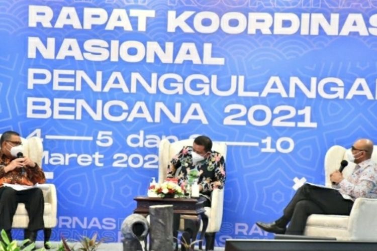 Wakil Gubernur Riau Edy Natar Nasution (kiri) saat mengikuti rapat bersama BNPB terkait penanggulangan karhutla, di Jakarta, Jumat (5/3/2021).