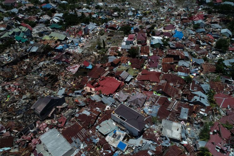 Foto udara kerusakan di Perumnas Balaroa akibat gempa bumi yang mengguncang Kota Palu, Sulawesi Tengah, Minggu (30/9/2018). Gempa bermagnitudo 7,4 mengakibatkan ribuan bangunan rusak dan sedikitnya 420 orang meninggal dunia.