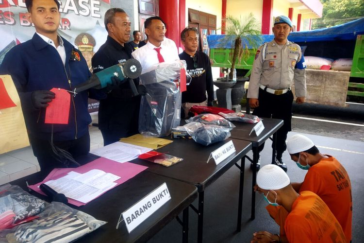 Dua residivis spesialis pembobol ATM, AM dan IR, dihadirkan pada konferensi pers di Mapolres Blitar, Senin (12/6/2023)